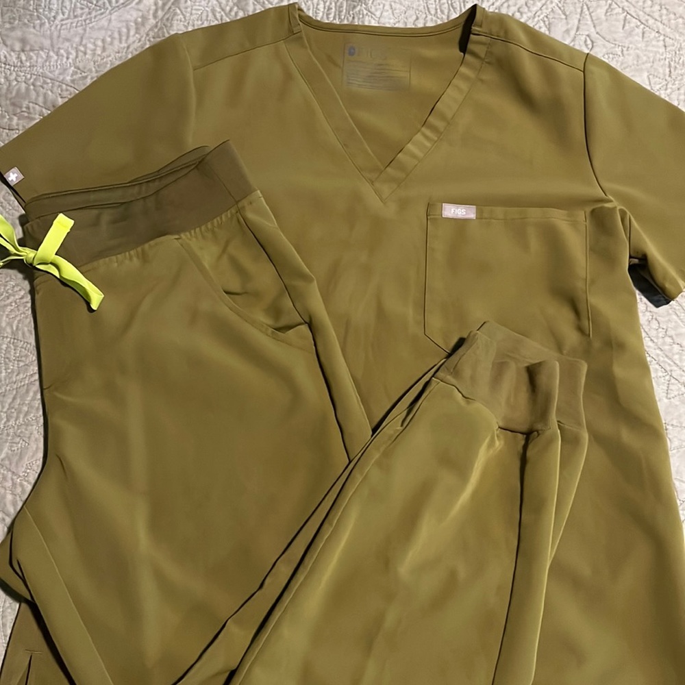 Figs Martini Olive scrubs set